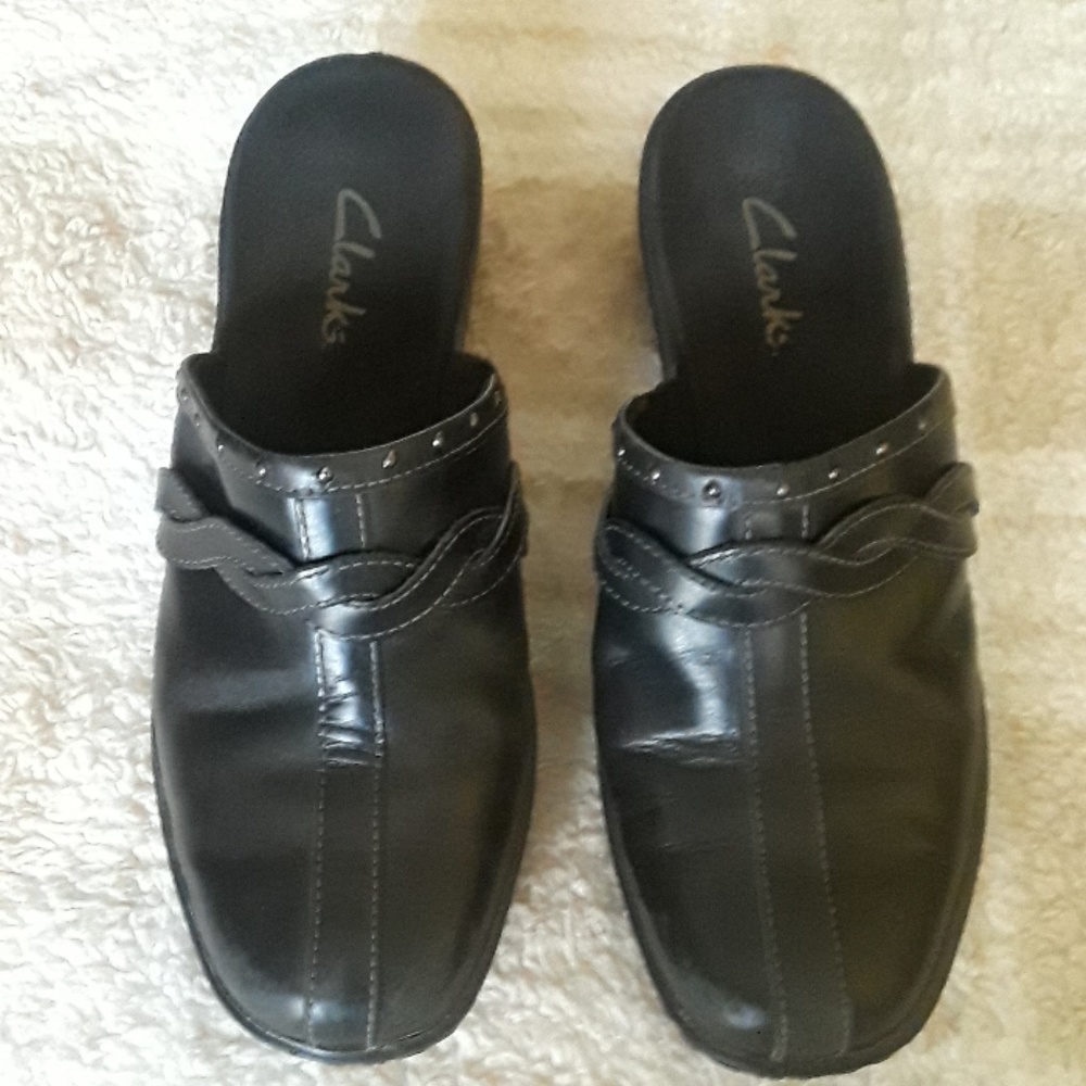 CLARKS  Black clug mules Size 7W